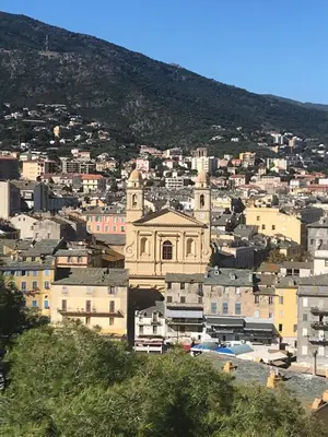 Vue générale sur la montagne ou vue sur la montagne depuis l'appartement