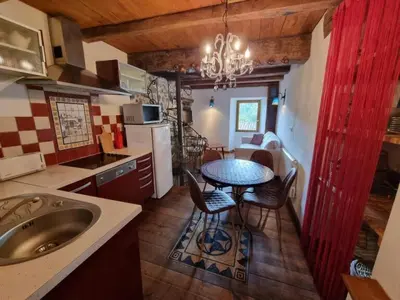 Cuisine ou kitchenette dans l'établissement mare-monte