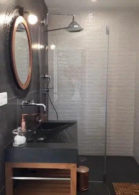 Salle de bains dans l'établissement L'oliveraie du Fango