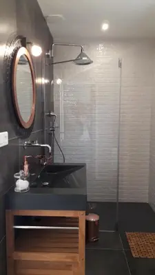 Salle de bains dans l'établissement L'oliveraie du Fango