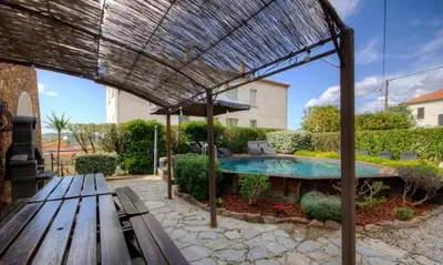 Piscine de l'établissement Gîte A l'ombre du clocher ou située à proximité