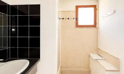 Salle de bains dans l'établissement Locations 