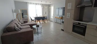Cuisine ou kitchenette dans l'établissement Appartement plein centre Saint Florent face au port