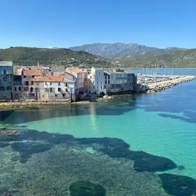 Appartement plein centre Saint Florent face au port
