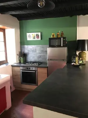 Cuisine ou kitchenette dans l'établissement Maison de village