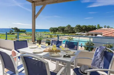 Vue générale sur la mer ou vue sur la mer prise depuis l'appart'hôtel