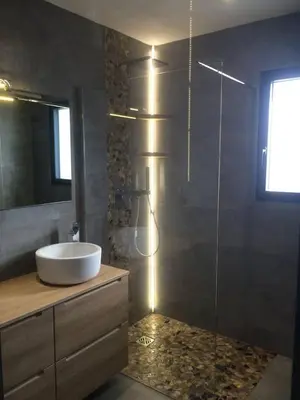 Salle de bains dans l'établissement Villa entre Mer et Montagne...