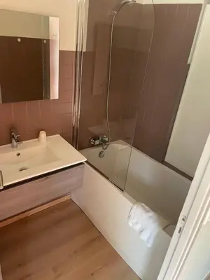 Salle de bains dans l'établissement Les résidences du port appartements meublés