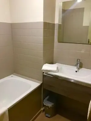 Salle de bains dans l'établissement Les résidences du port appartements meublés