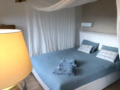Un ou plusieurs lits dans un hébergement de l'établissement CORSE - Lumio, Balagne petite maison loft, vue imprenable sur le Golfe de Calvi