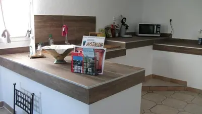 Cuisine ou kitchenette dans l'établissement T2 dans la région Bastiaise vue sur la mer