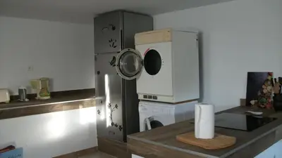 Cuisine ou kitchenette dans l'établissement T2 dans la région Bastiaise vue sur la mer