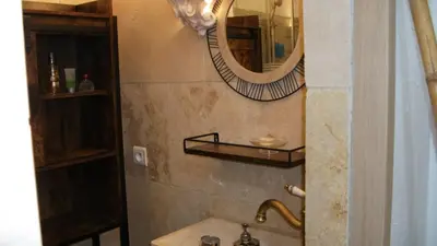 Salle de bains dans l'établissement T2 dans la région Bastiaise vue sur la mer