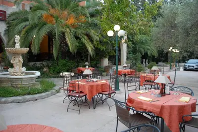 Restaurant ou autre lieu de restauration dans l'établissement Castellu Rossu