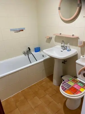 Salle de bains dans l'établissement Location 5 personnes Sant Ambroggio Cocody village