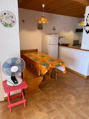 Cuisine ou kitchenette dans l'établissement Location 5 personnes Sant Ambroggio Cocody village