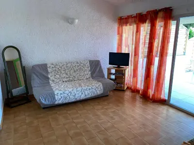 Télévision ou salle de divertissement dans l'établissement Location 5 personnes Sant Ambroggio Cocody village