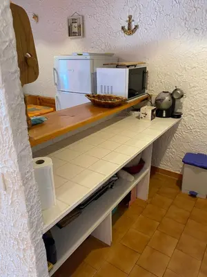 Cuisine ou kitchenette dans l'établissement Location 5 personnes Sant Ambroggio Cocody village