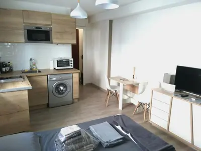 Cuisine ou kitchenette dans l'établissement Charmant studio climatisé à 300m du port. Refait à neuf.