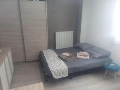 Un ou plusieurs lits dans un hébergement de l'établissement Charmant studio climatisé à 300m du port. Refait à neuf.