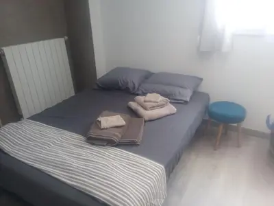 Un ou plusieurs lits dans un hébergement de l'établissement Charmant studio climatisé à 300m du port. Refait à neuf.
