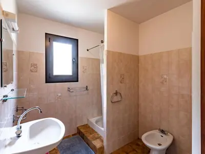 Salle de bains dans l'établissement Apartment Dami II-1 by Interhome
