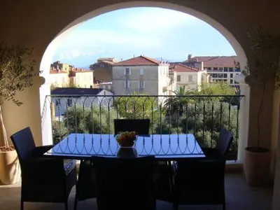 Balcon ou terrasse dans l'établissement appartement climatise Classé 2 étoiles