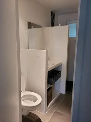 Salle de bains dans l'établissement Mini villa au bord de la mer, proche Moriani (Corse)
