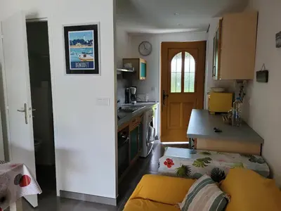 Cuisine ou kitchenette dans l'établissement Mini villa au bord de la mer, proche Moriani (Corse)