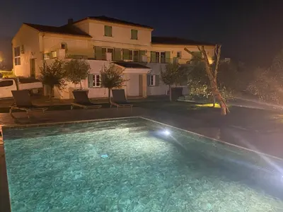 Piscine de l'établissement APICULTEUR ou située à proximité