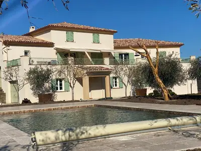 Piscine de l'établissement APICULTEUR ou située à proximité