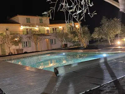 Piscine de l'établissement APICULTEUR ou située à proximité