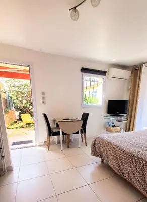 Un ou plusieurs lits dans un hébergement de l'établissement Chambre d'hôte Kalango proche de la plage-Piscine