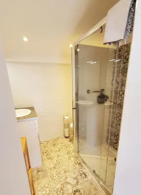 Salle de bains dans l'établissement Chambre d'hôte Kalango proche de la plage-Piscine