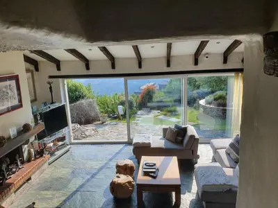 Coin salon dans l'établissement maison de charme avec piscine et vue exceptionnelle