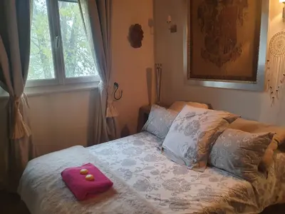 Un ou plusieurs lits dans un hébergement de l'établissement maison de charme avec piscine et vue exceptionnelle