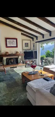 Coin salon dans l'établissement maison de charme avec piscine et vue exceptionnelle