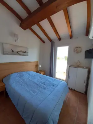 Un ou plusieurs lits dans un hébergement de l'établissement Appartement avec piscine vue mer et montagne