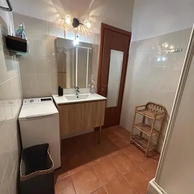 Salle de bains dans l'établissement Appartement avec piscine vue mer et montagne