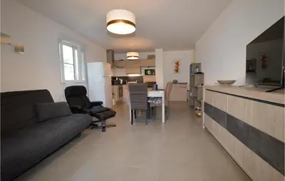 Télévision ou salle de divertissement dans l'établissement Amazing Apartment In Moriani Plage