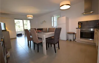 Cuisine ou kitchenette dans l'établissement Amazing Apartment In Moriani Plage