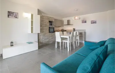 Cuisine ou kitchenette dans l'établissement 2 Bedroom Cozy Apartment In Algajola