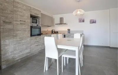 Cuisine ou kitchenette dans l'établissement 2 Bedroom Cozy Apartment In Algajola