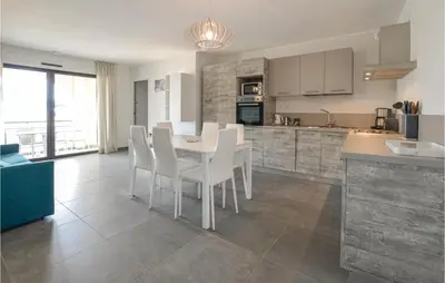 Cuisine ou kitchenette dans l'établissement 2 Bedroom Cozy Apartment In Algajola