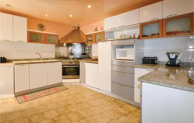 Cuisine ou kitchenette dans l'établissement Awesome Home In Borgo