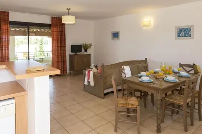 Cuisine ou kitchenette dans l'établissement Résidence Odalys Les Hameaux de Capra Scorsa