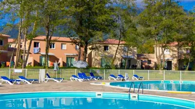 Piscine de l'établissement Domaine de Mélody ou située à proximité
