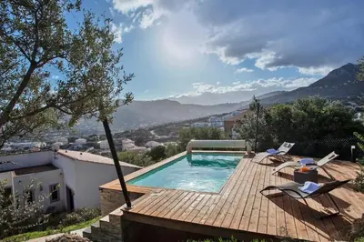 Vue générale sur la montagne ou vue sur la montagne depuis la villa