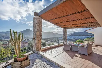 Vue générale sur la montagne ou vue sur la montagne depuis la villa
