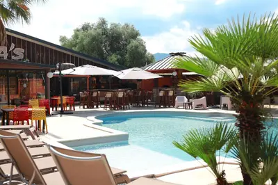 Piscine de l'établissement Le Banana's Hotel ou située à proximité